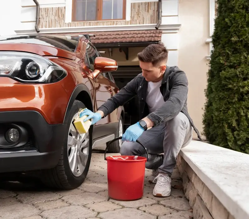 Lavage auto à domicile Saint-Jean-d'Angély : professionnel intervenant sur un véhicule